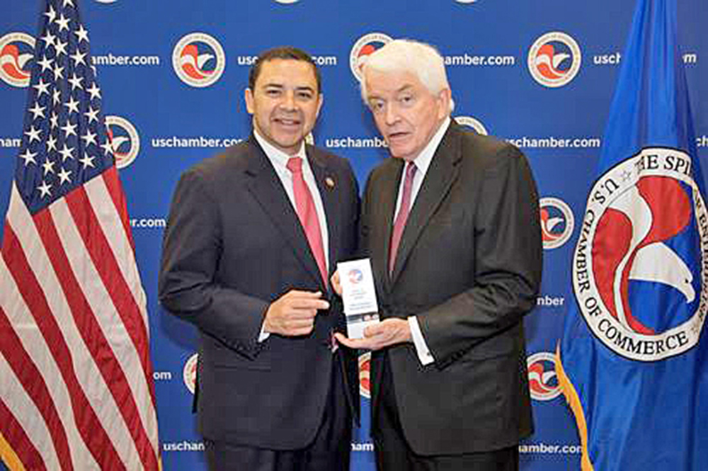 Representante Cuéllar recibió el premio Espíritu Empresarial de la Cámara de Comercio de los Estados Unidos