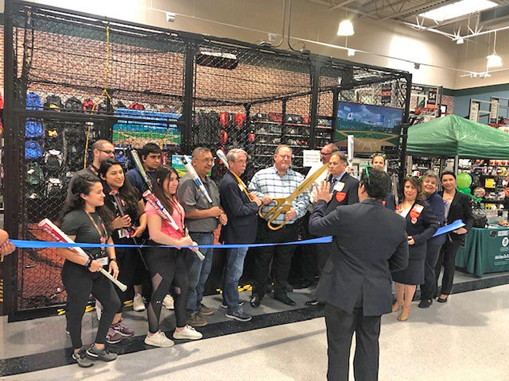 DICK’s Sporting Goods agrega la jaula de bateo HitTrax a la tienda de McAllen