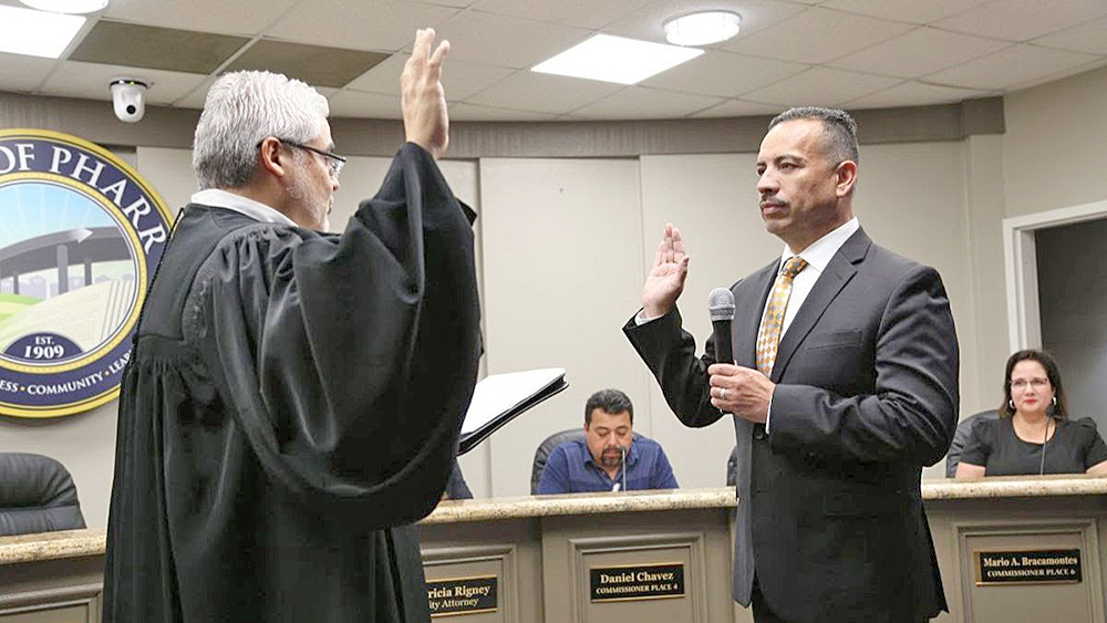 Alcalde de Pharr recientemente reelecto y comisionados toman juramento de cargo