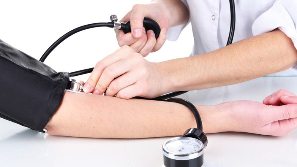 Consumo excesivo de sal y fumar detonan hipertensión arterial