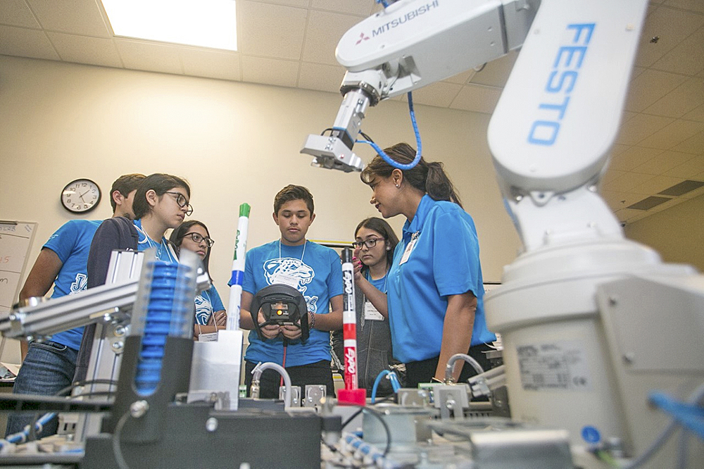 STC diseña campamentos de verano de Robótica y Automatización