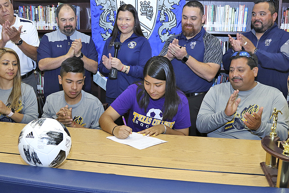 Atleta de PSJA Southwest recibe beca para jugar fútbol en Texas College