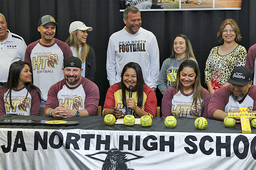 Graduada de PSJA Norte firma con la Universidad de Huston-Tillotson