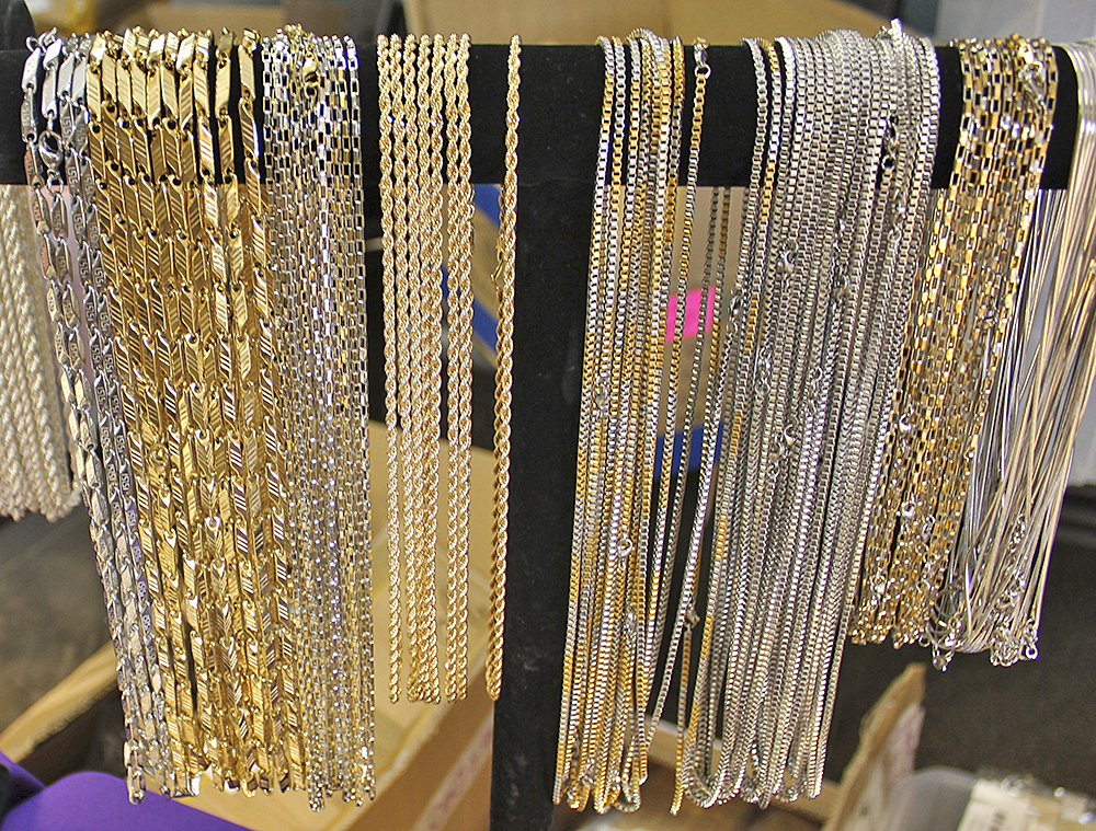 Venta de joyería y accesorios con valor de $5 en Weslaco