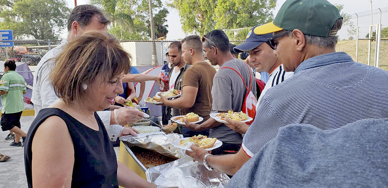 Congresistas visitan migrantes en México