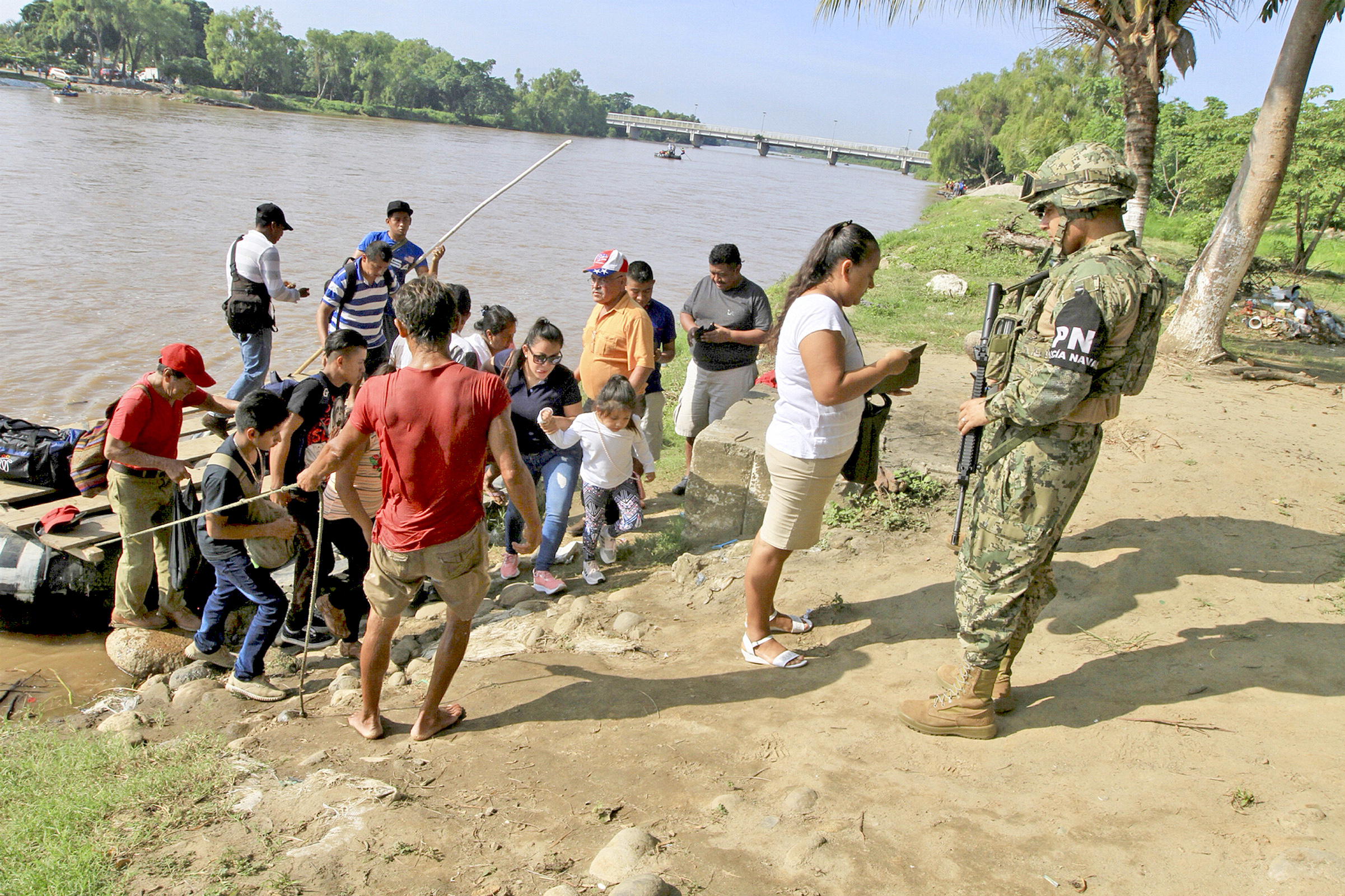 Trump descarta aranceles a México y saluda control migratorio