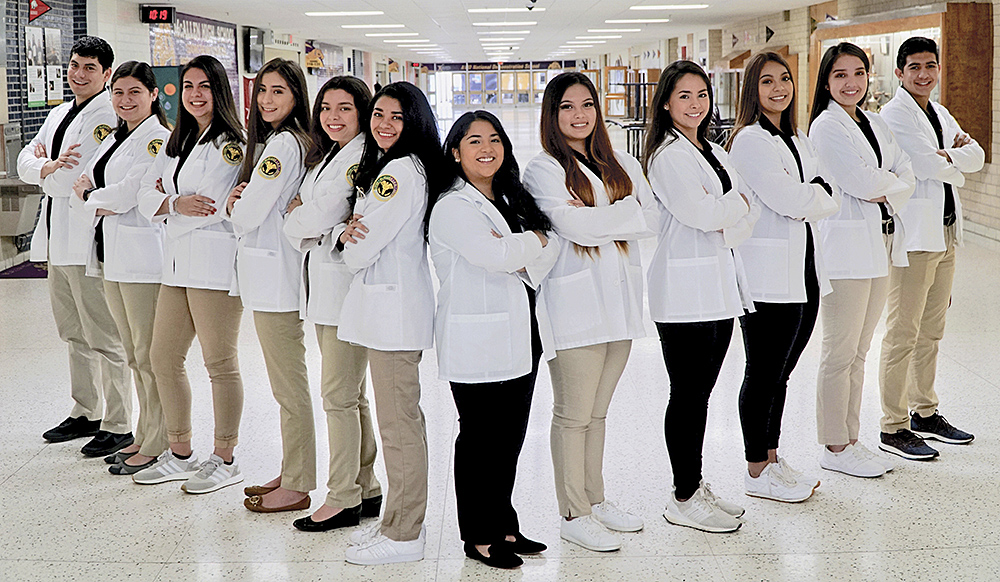 McAllen ISD certifica a 22 estudiantes como Técnicos de Farmacia
