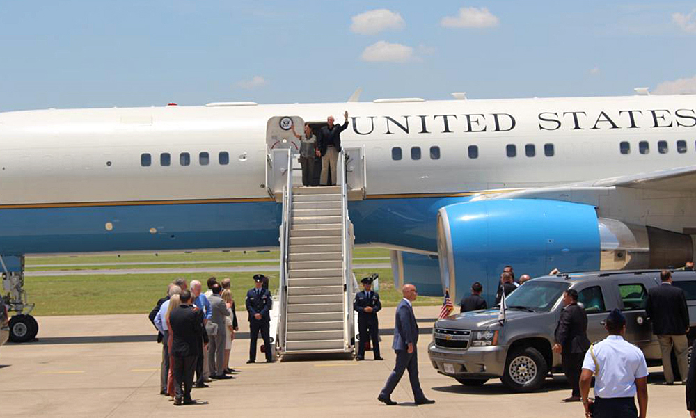 El vicepresidente Pence dialogó con senadores y oficiales de CBP en McAllen