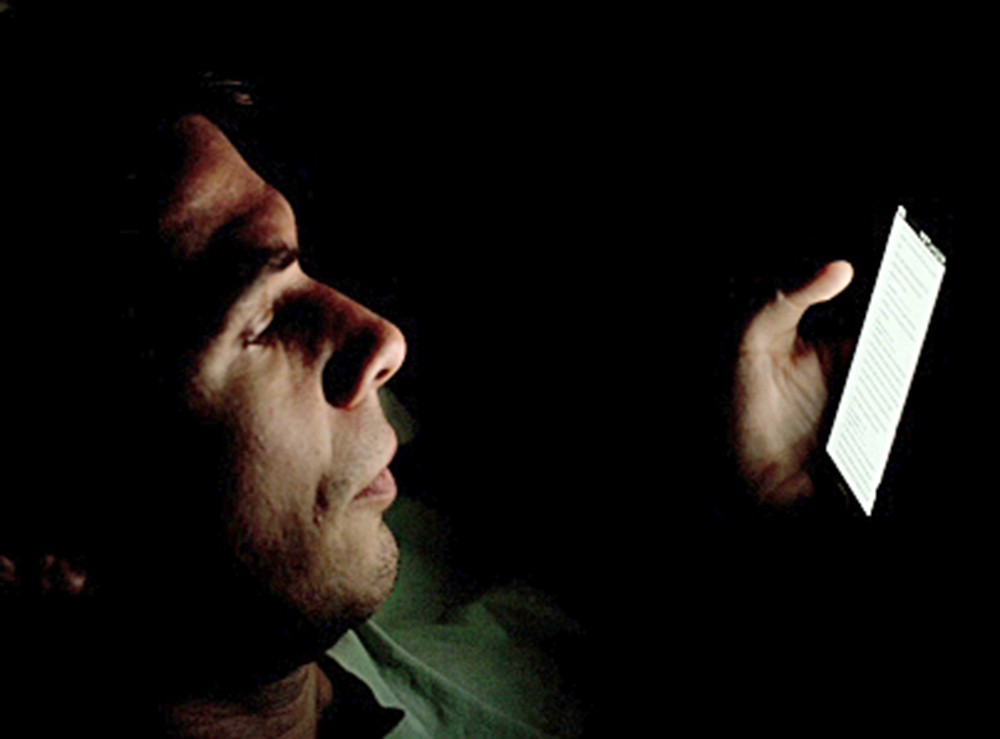 Lectura prolongada en celulares aumenta problemas visuales, según estudio