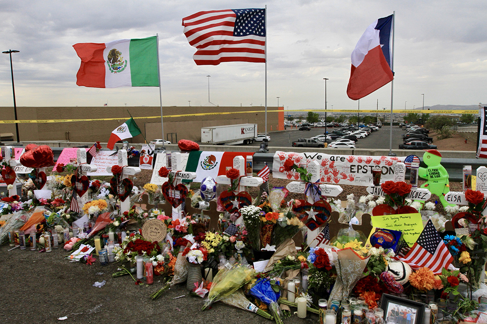 Ondea la bandera mexicana en el memorial de El Paso