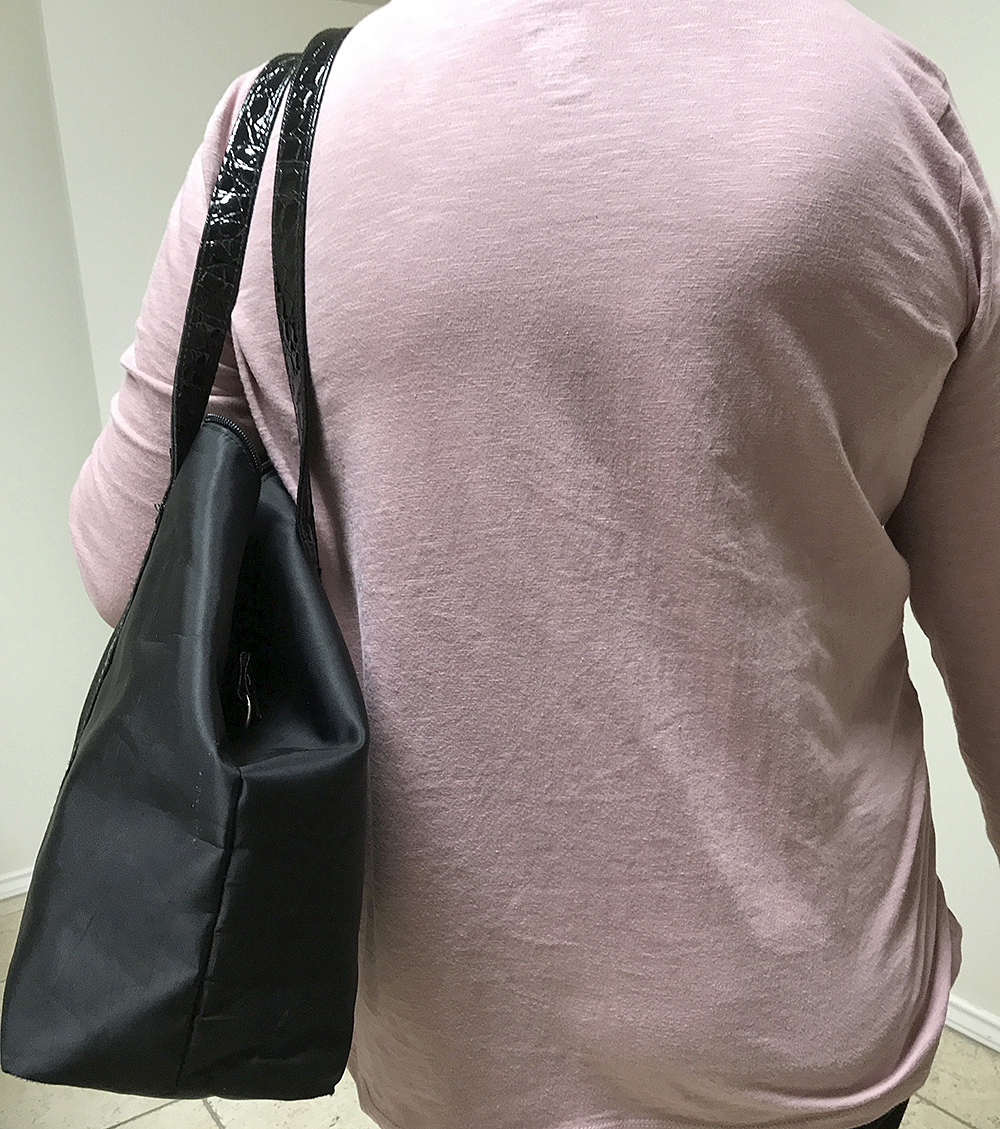 Alerta por daños debido a bolsos de mano pesados