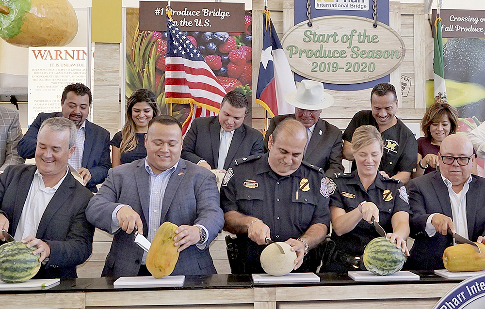 Recibiendo la fruta mexicana