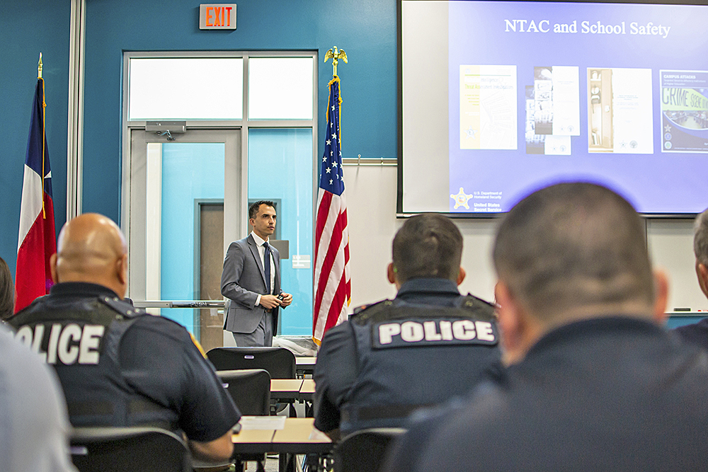 RCPSE de STC organiza capacitación para la evaluación de amenazas en las escuelas