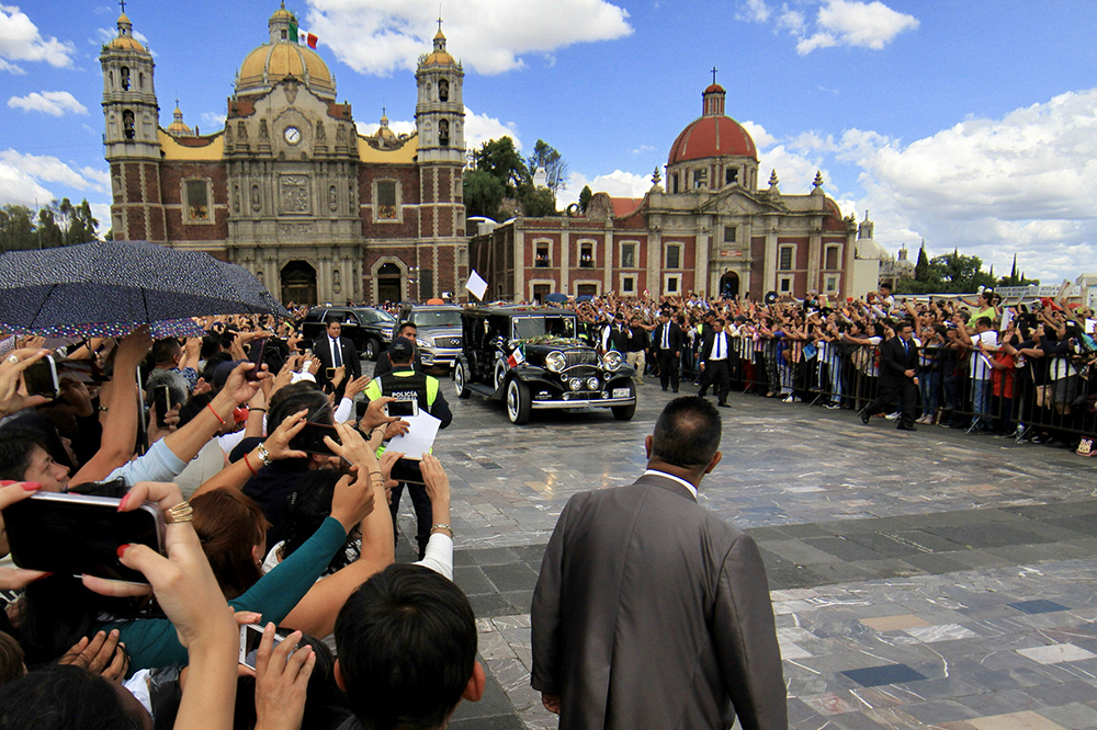 Al menos 35 mil personas dieron último adiós a José José en CDMX