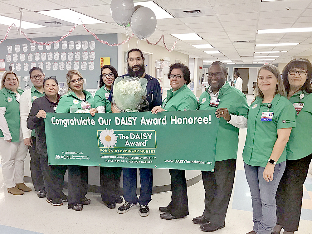 Enfermero de Knapp recibe el premio “DAISY” por atención extraordinaria