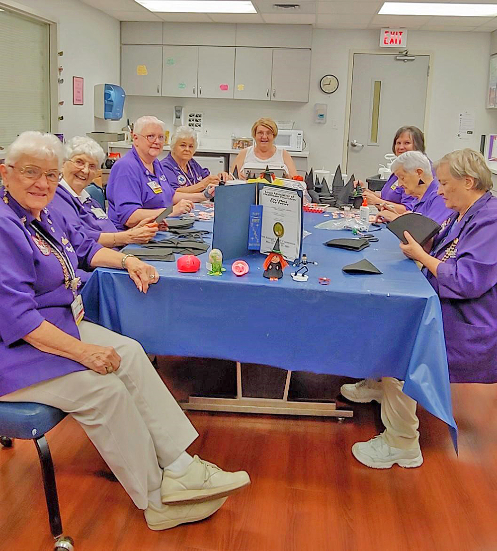 Voluntarios del hospital ganan premio por decoraciones navideñas