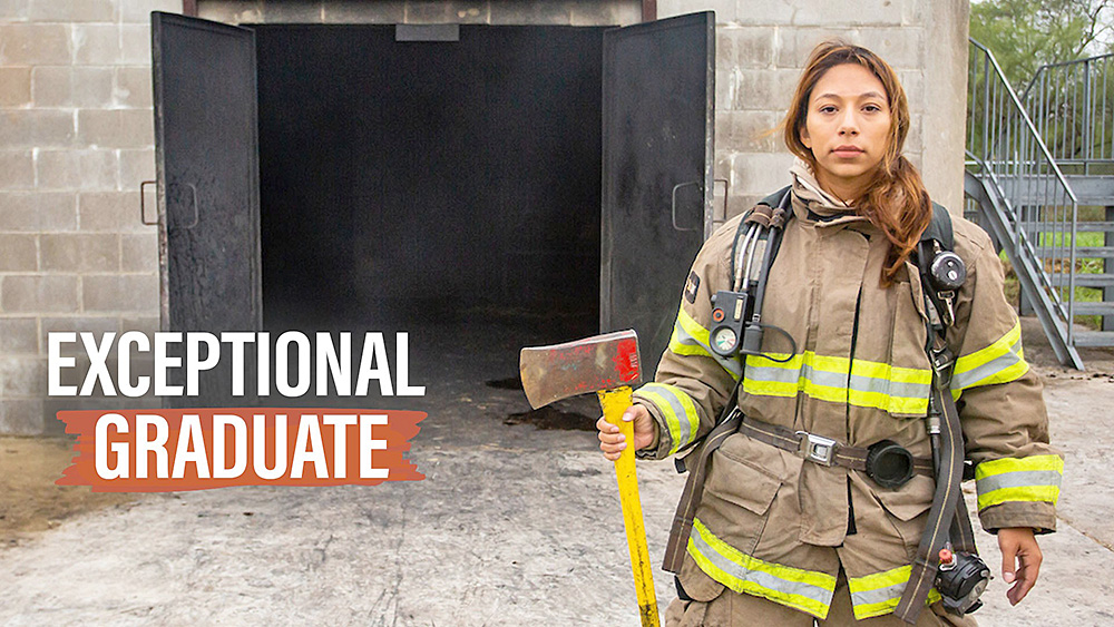 Cadete femenino de bomberos, estudia con pasión ardiente