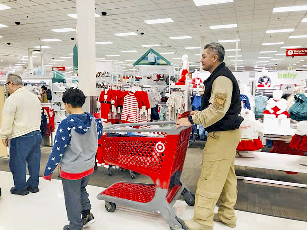 Niños disfrutan de regalos navideños
