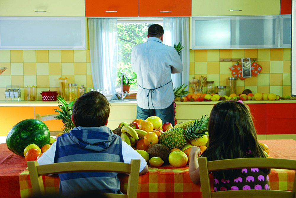 Disciplinar alimentación de niños ayuda también a salud de adultos