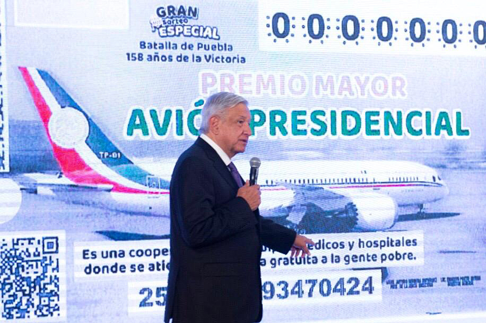 Presenta AMLO boleto para rifa de avión presidencial