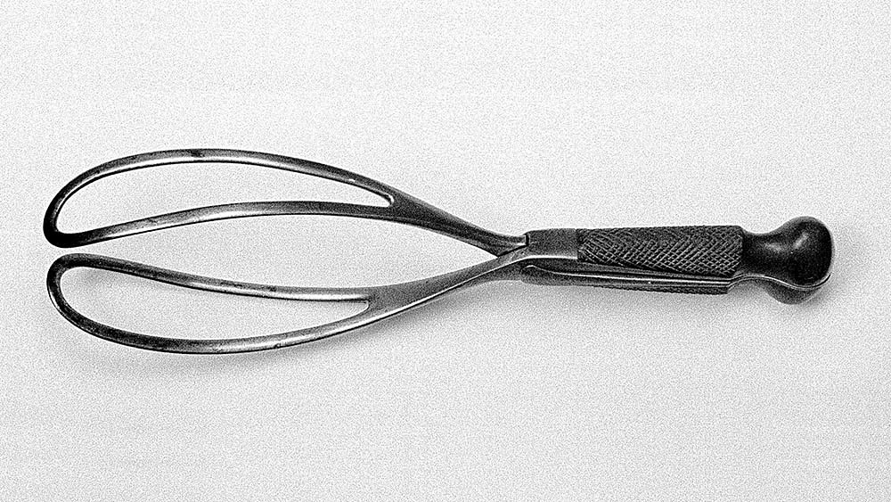 Fórceps, el “oculto” invento francés que salvó vidas durante siglos