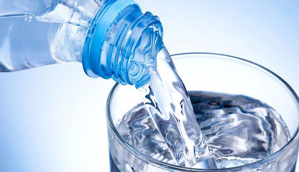 Falso que para tener riñones saludables se deba tomar 1.5 litros de agua