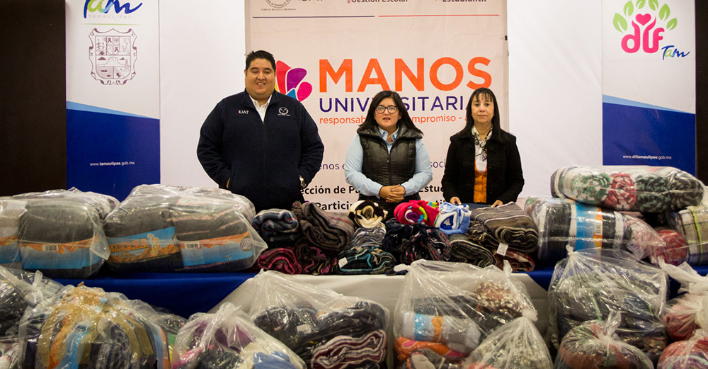 Entregan donativo de cobijas y ropa de invierno