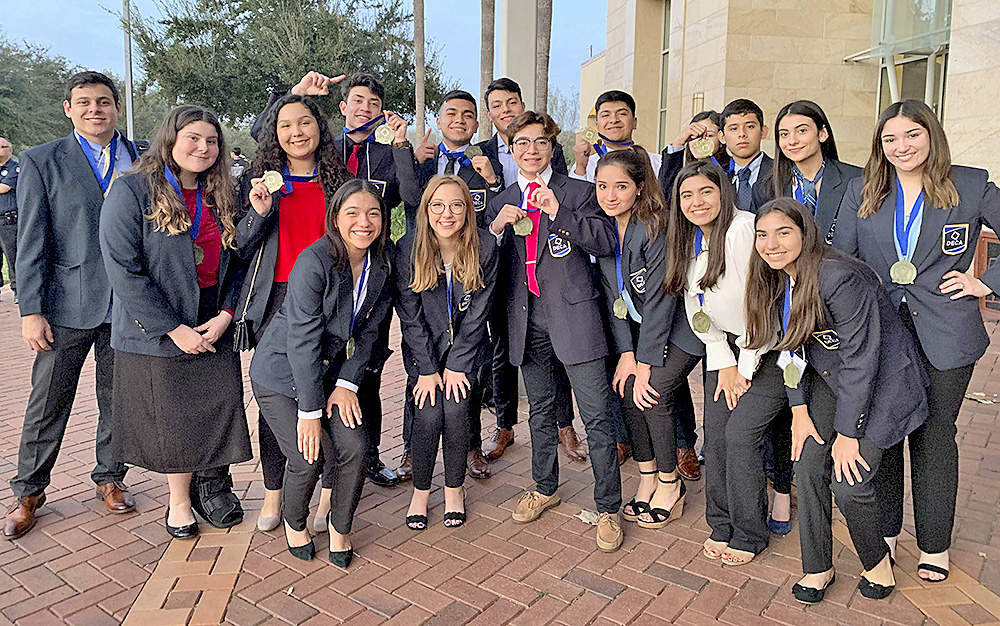 Estudiantes de VMHS DECA se dirigen a competencia estatal