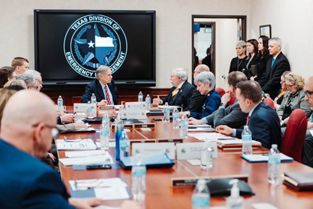 Gobernador Greg Abbott recibe informe sobre prevención del coronavirus