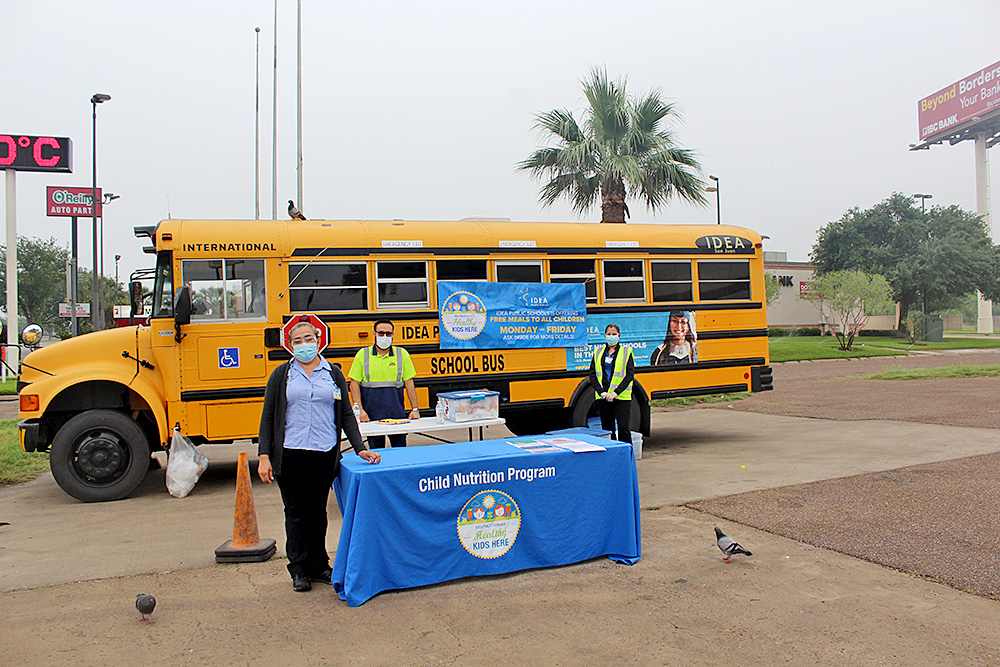 Escuelas Idea entregan comida a niños y jóvenes