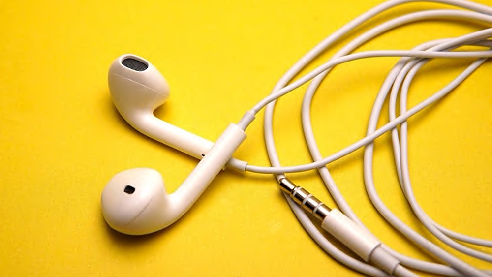 Uso excesivo de audífonos provoca daños al oído interno