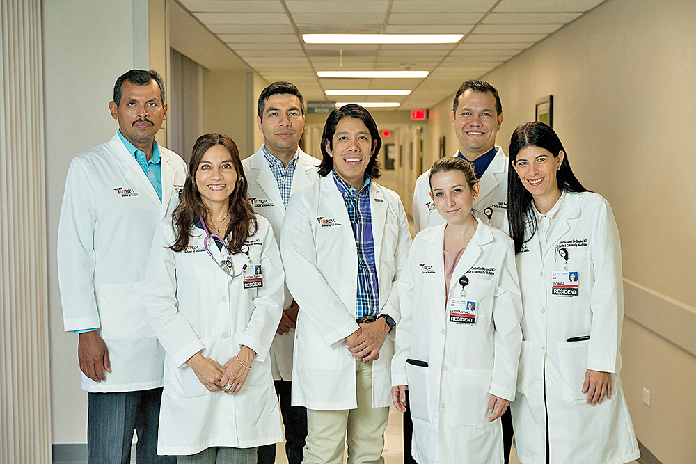 Gradúa primera generación del Programa de Educación Médica de Posgrado en el Valle Medio