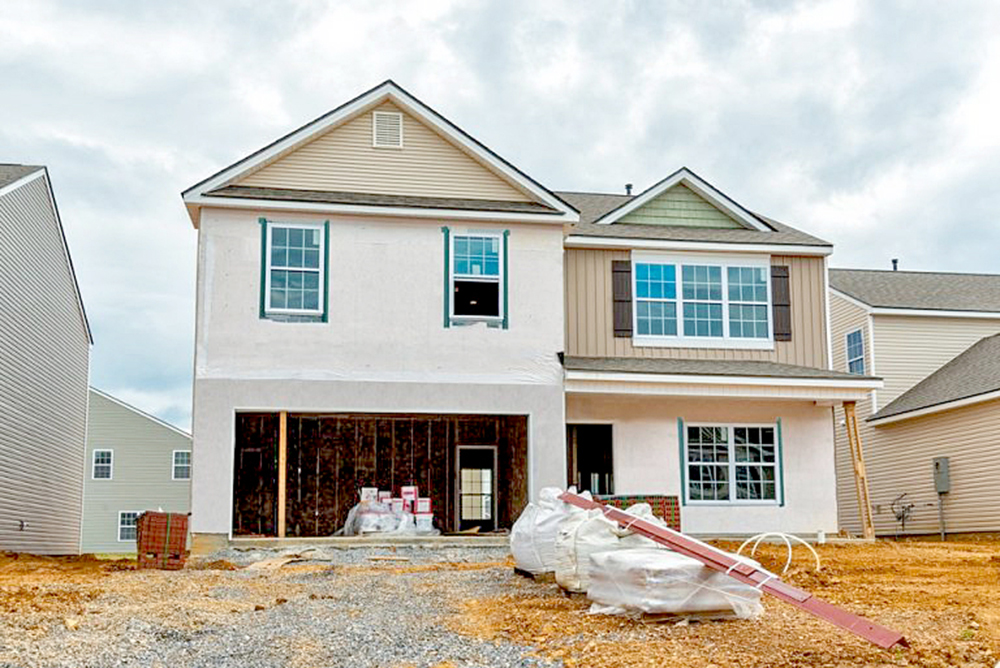 Dura caída en construcción de casas
