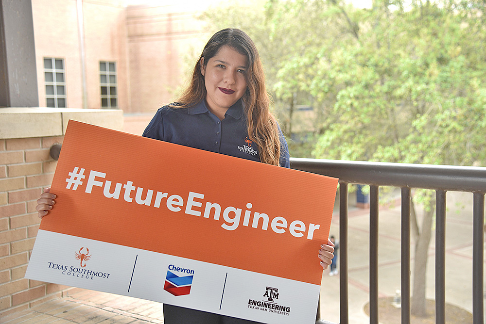 Estudiante de la Academia de Ingeniería en TSC se gradúa a pesar de retos