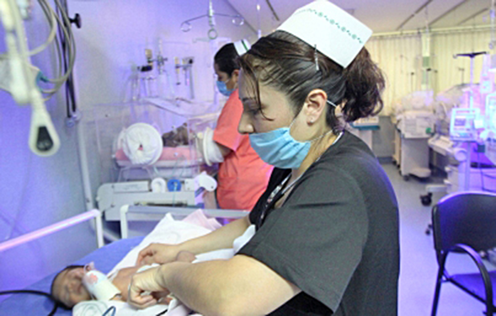 Bebés que nacen por cesárea podrían tener más riesgo de obesidad y asma