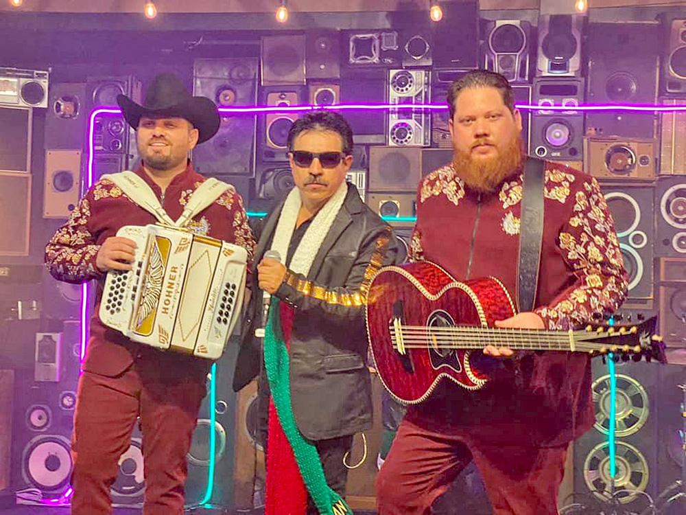 Voz de Mando graba colaboración en vivo con Mi Banda El Mexicano “Mambo Lupita”