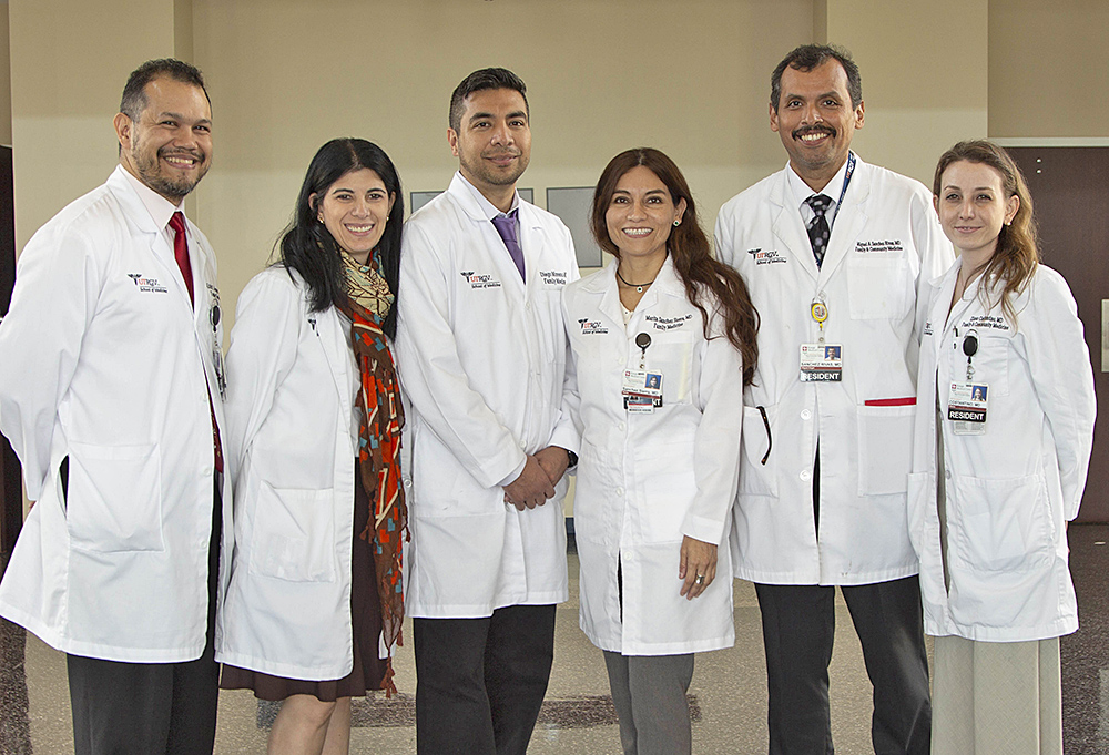 Médicos residentes  gradúan con programa UTRGV / Knapp