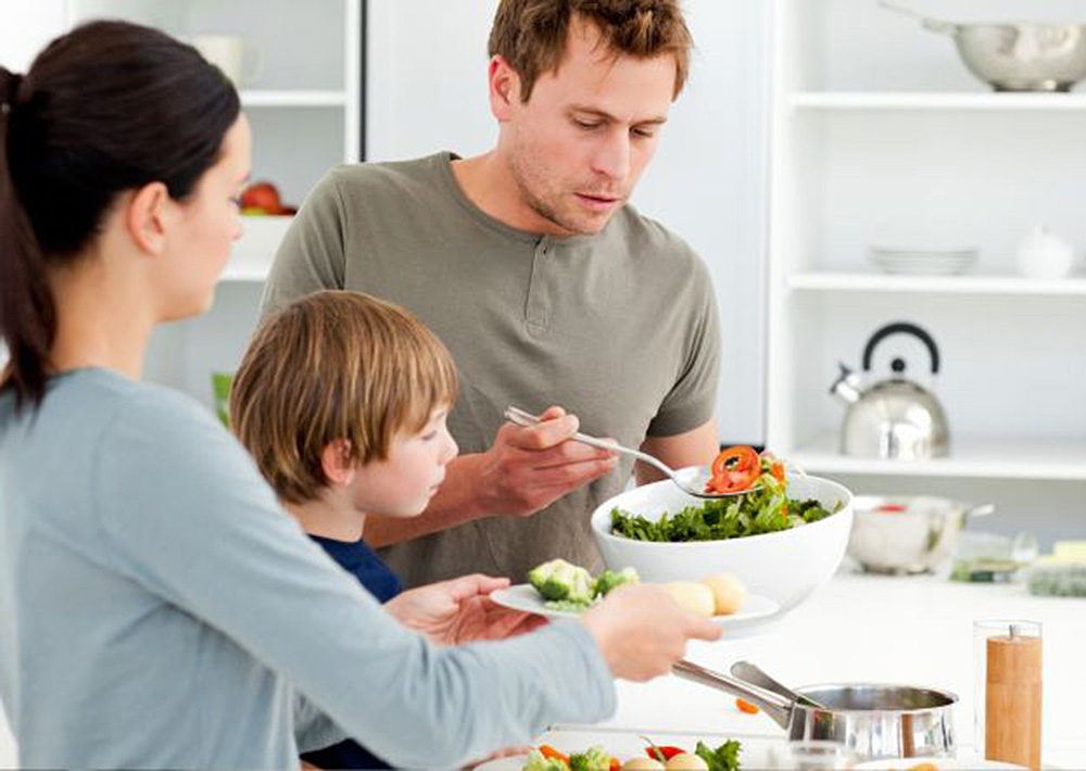 Disciplinar alimentación de niños ayuda también a salud de adultos