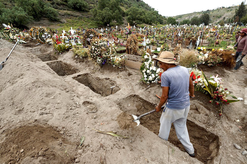 México cumple medio año de COVID sin un horizonte claro y miles de despedidas