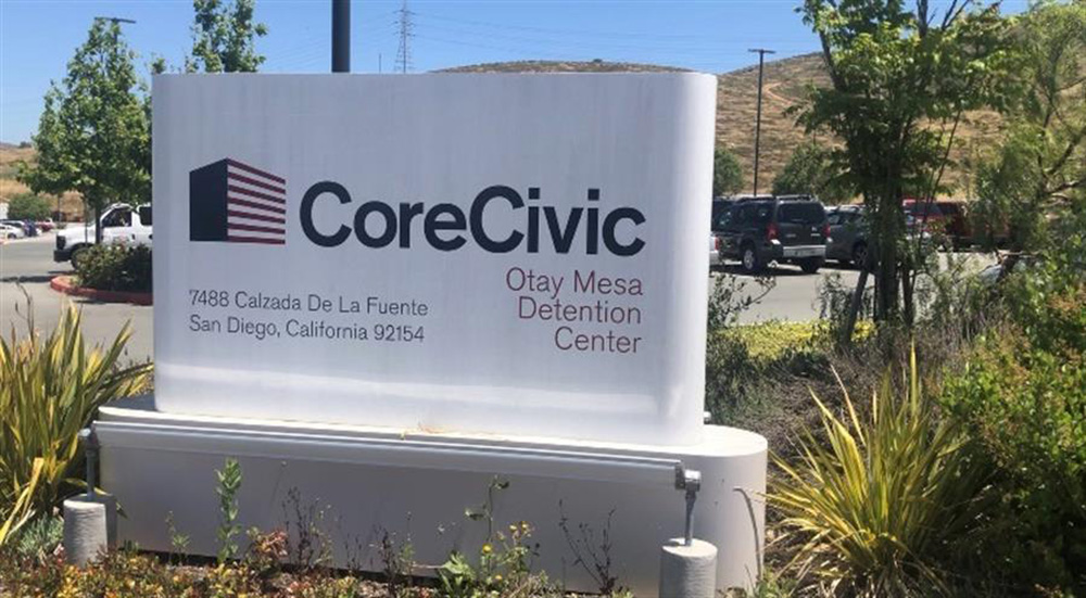 Rocían potente químico a inmigrantes detenidos cada 30 minutos, día y noche