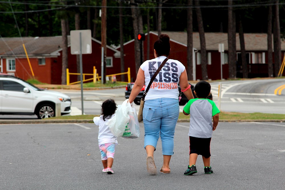 Migrantes víctimas de violencia en encrucijada por “excesiva” alza de visados