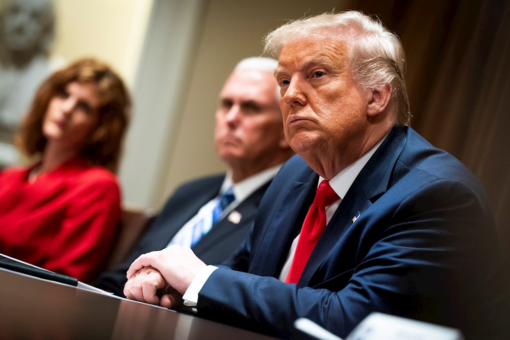 Trump restringe la contratación de extranjeros en el Gobierno de E. U.