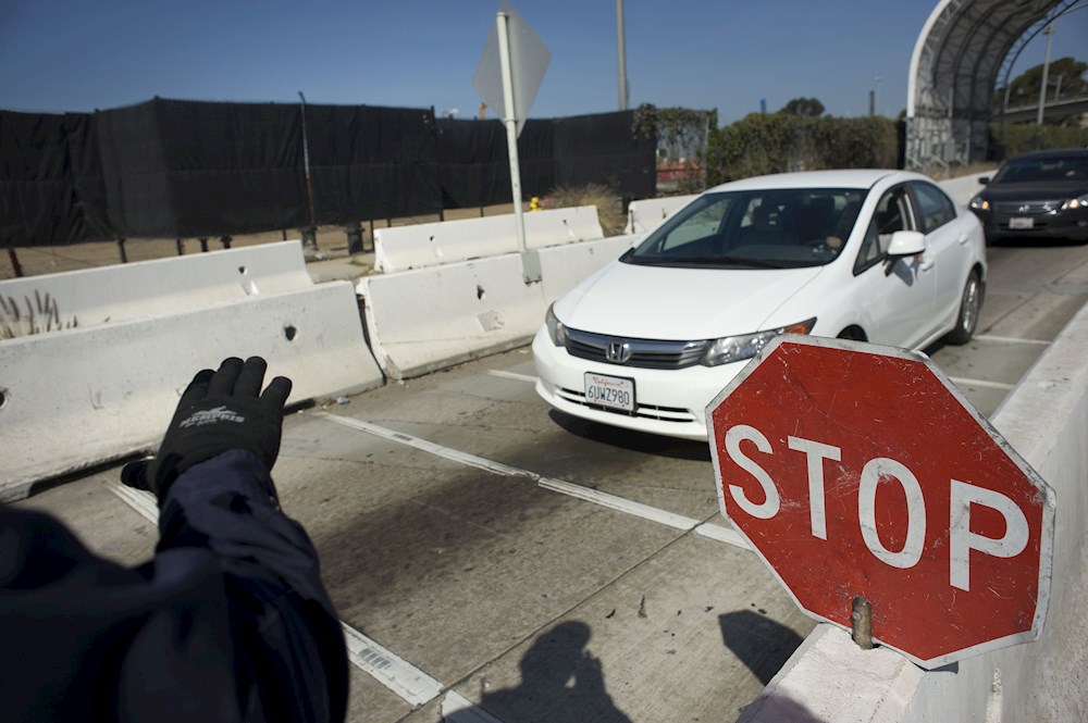 Gobierno de E. U. estudia bloquear la entrada desde México de ciudadanos por COVID-19