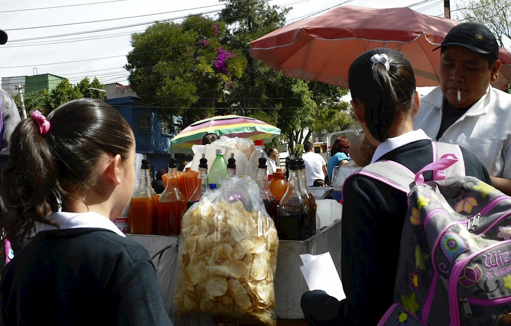 Prevén afectaciones en México por prohibir venta de comida “chatarra” a niños