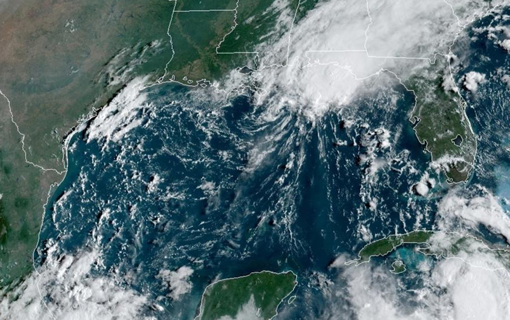 Marco se debilita mientras se acerca a Louisiana y Laura barrerá Cuba