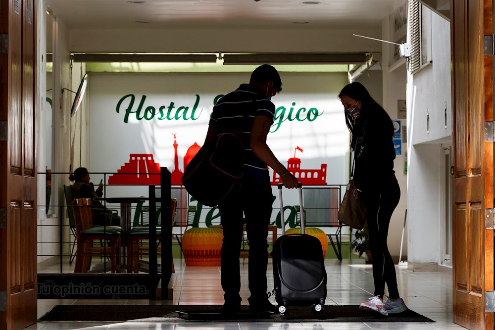 Pandemia sube y economía baja tras dos meses de “nueva normalidad” en México
