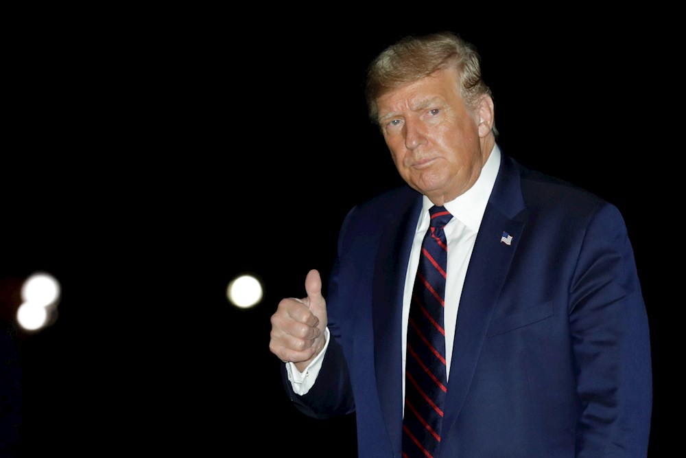 Los camareros que se tocan la mascarilla y otros cuatro grandes momentos de Trump