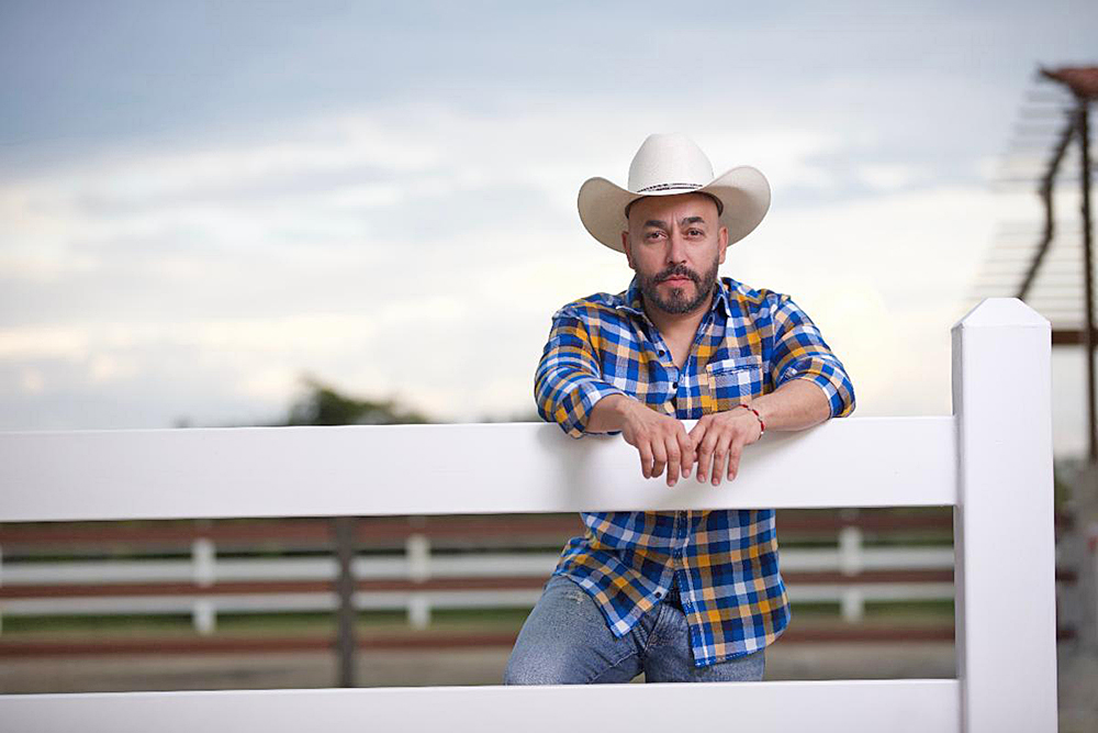 Lupillo Rivera regresa al campo de pizca