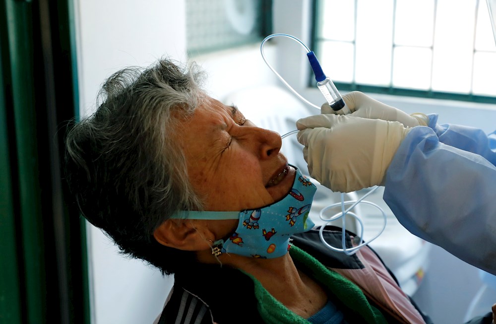 ¿Quién debería recibir primero la vacuna contra la COVID-19, cuando la haya?