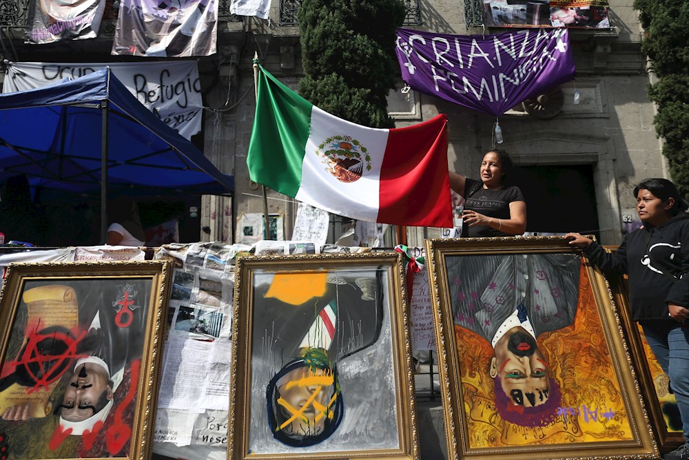 López Obrador dice que protesta de mujeres en sede DD.HH es una “exageración”